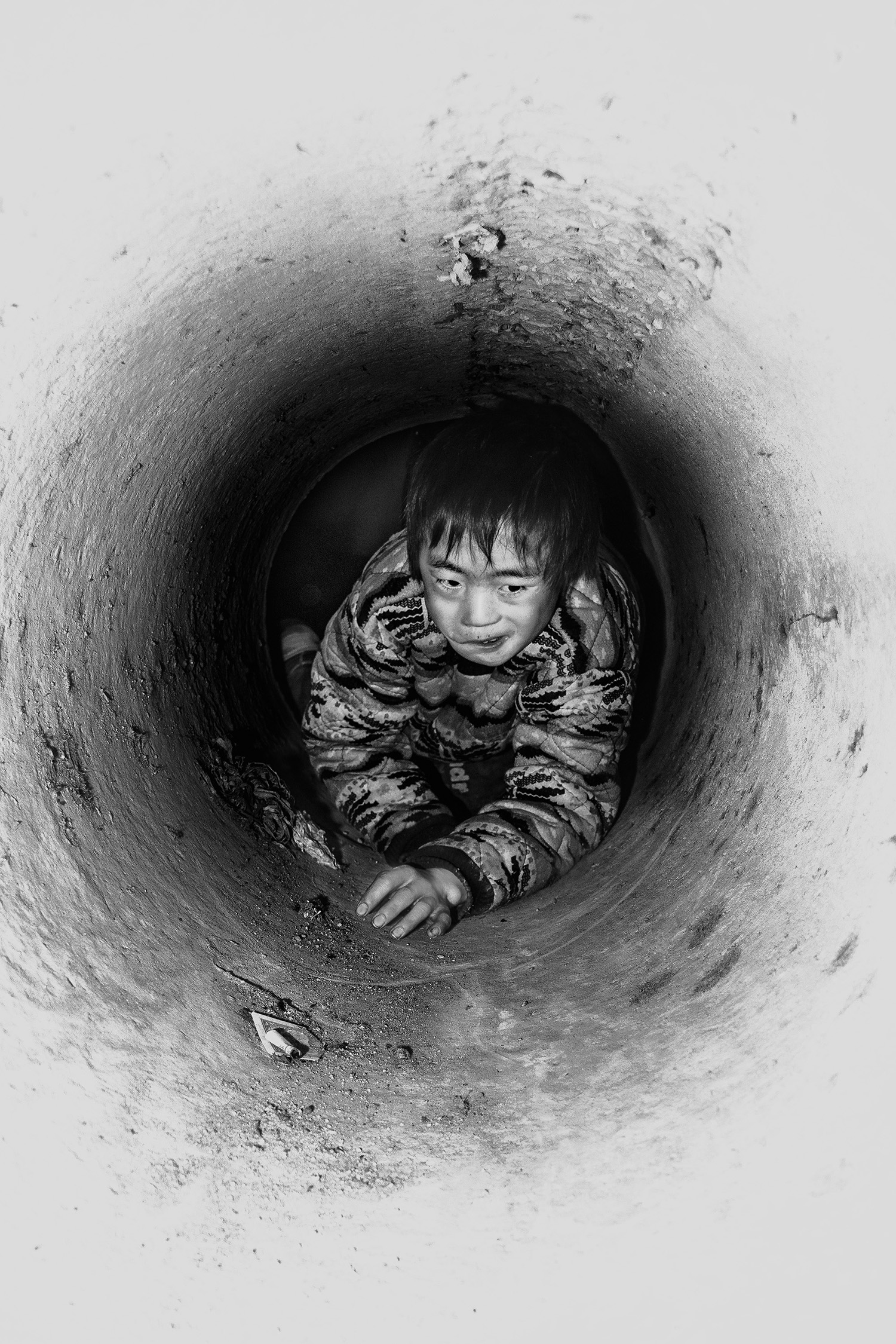9 - A boy is playing hide and seek, 12 years old. Hearing impairment. - 34e6493f-0bb3-4dc8